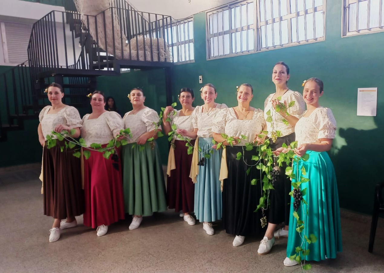 DEBUT DEL TALLER DE DANZAS FOLKLÓRICAS EN SANTA ANITA BAILA