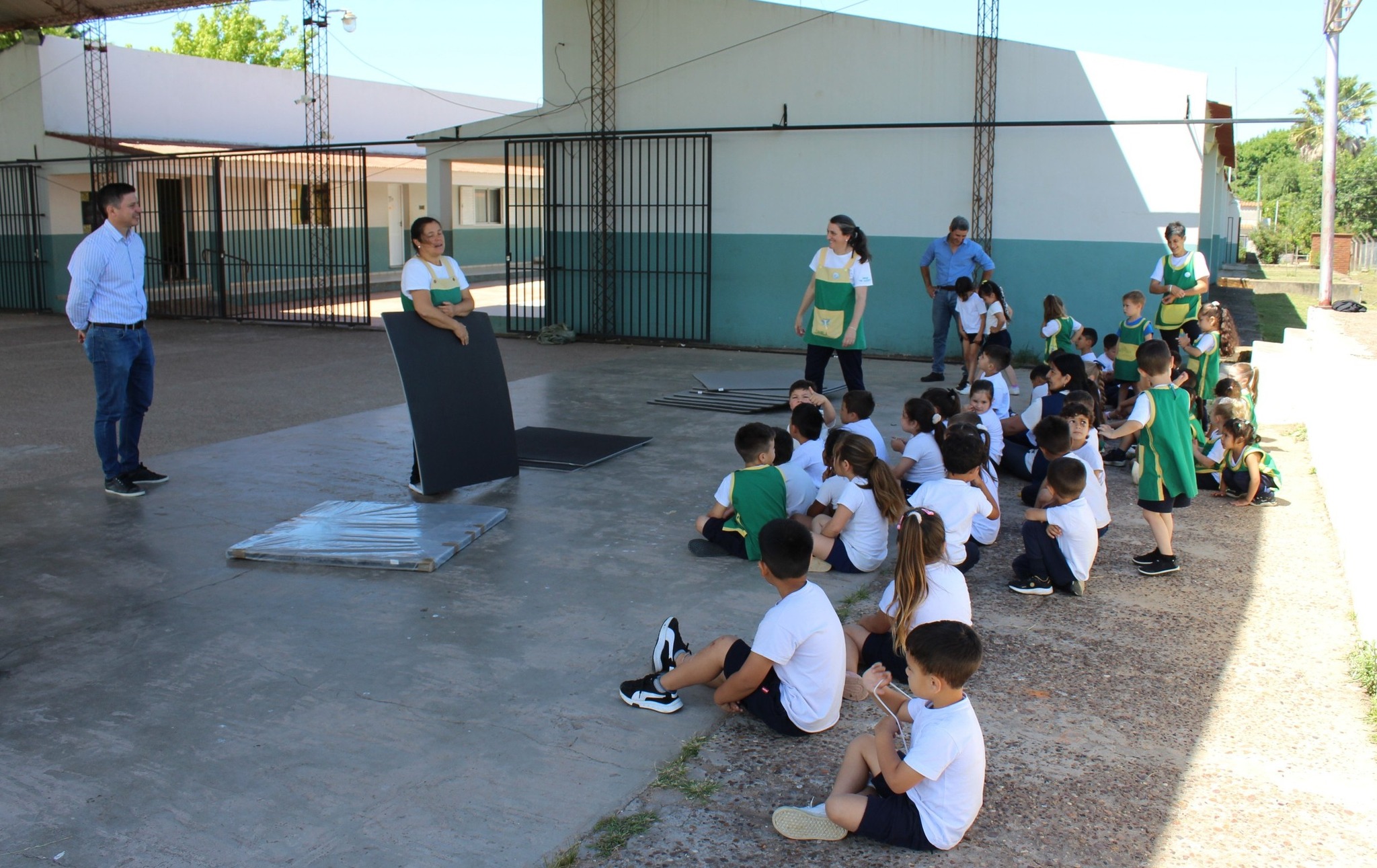 ENTREGA DE PISOS DE GOMA PARA EL NIVEL INICIAL DE LA ESCUELA N°13