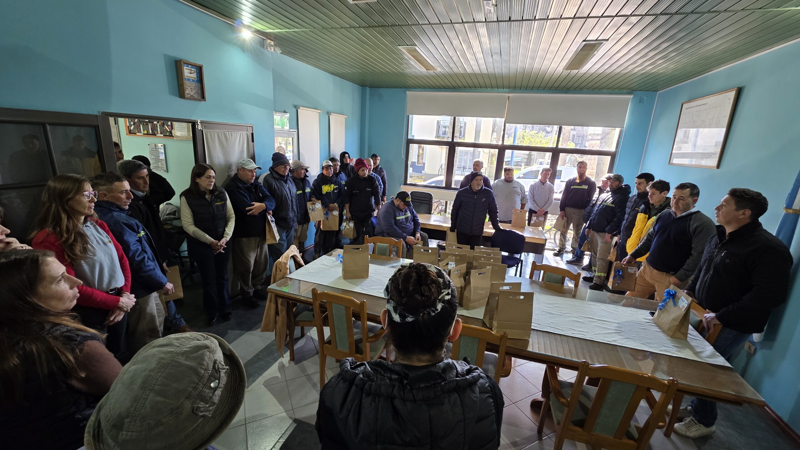 ENTREGA DE UN PRESENTE A LOS PAPÁS TRABAJADORES DEL MUNICIPIO